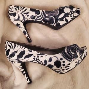 Naturalizer Peep toe heels